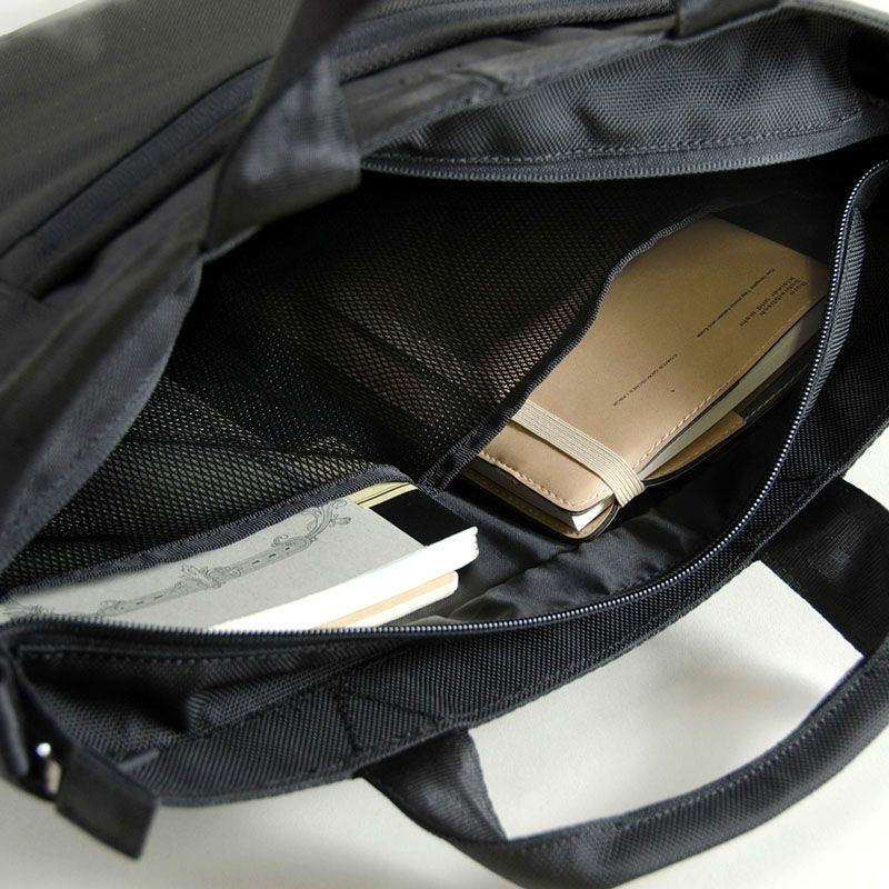 エンドー鞄/ネオプロ レッドポイント 2Pトート【2-120】|メイン収納部には、クッション付きのノートPC収納ポケット(サイズ:38cm×25cm)のほか、メッシュオープンポケット×2を備えていて、ノートや手帳、書類などのビジネスアイテムを整理できつつ、シンプルで使いやすい設計に。 エンドー鞄/ネオプロ レッドポイント(REDPOINT) 2Pトート【2-120】(メイン収納部:メッシュオープンポケット×2)