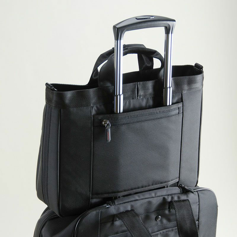 エンドー鞄/ネオプロ レッドポイント 2Pトート【2-120】|スーツケース・キャリーケースにセットアップできる背面テープを備えているので、普段は通勤かばんとして使って、出張時はサブバッグとして活用できます エンドー鞄/ネオプロ レッドポイント(REDPOINT) 2Pトート【2-120】(スーツケースにセットアップしたイメージ)