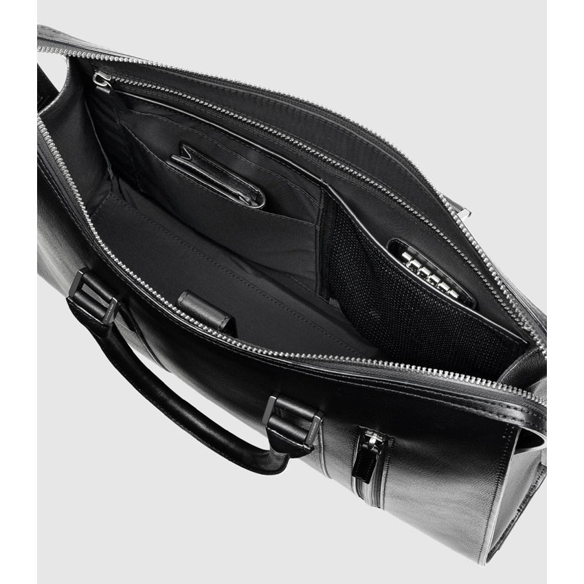 土屋鞄製造所/プロータ スクエアブリーフ (防水)|メイン収納部の正面側には、5つの内装ポケットを搭載。3段のフリーポケットと中身が見やすいメッシュ仕様のフリーポケット、大きなファスナーポケットと、サイズや仕様が違うポケットは機能的に使い分けができて、使い勝手抜群 土屋鞄製造所/プロータ(plota) スクエアブリーフ (防水)(メイン収納部の正面側の5つの内装ポケット)