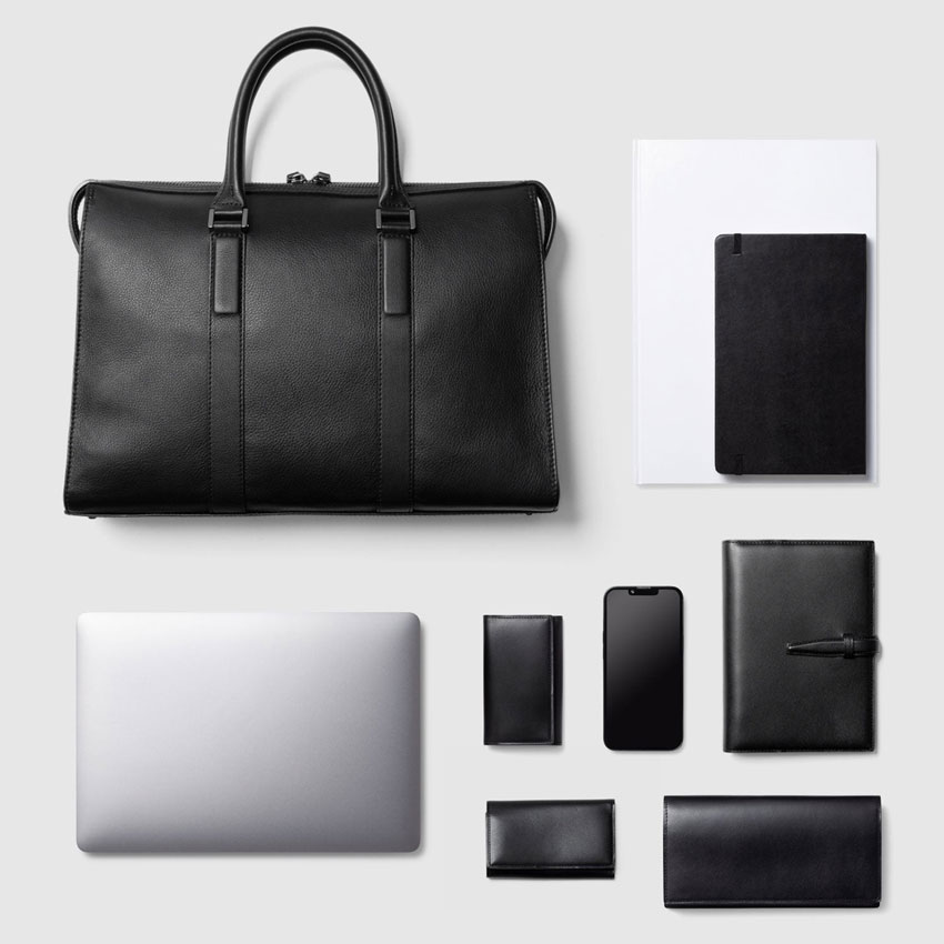 土屋鞄製造所/プロータ スクエアブリーフ (防水)|すっきりとしたスマートな見た目からは想像できないほどの収納容量があり、通勤で持ち歩くビジネスアイテムを余裕を持って収納できます 土屋鞄製造所/プロータ(plota) スクエアブリーフ (防水)(かばんに収納可能な荷物のイメージ)