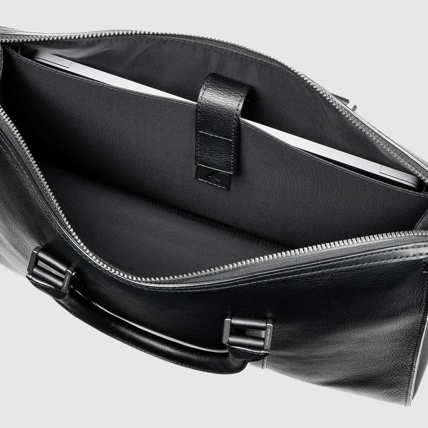 土屋鞄製造所/プロータ スクエアブリーフ (防水)|メイン収納部の背面側には、14インチサイズのノートPCを収納可能なフリーポケットを搭載。内装側に固い芯材、外装側にクッション材を入れることで、内側と外側からの衝撃を緩和しています 土屋鞄製造所/プロータ(plota) スクエアブリーフ (防水)(メイン収納部の背面側のノートPC収納可能なフリーポケット)