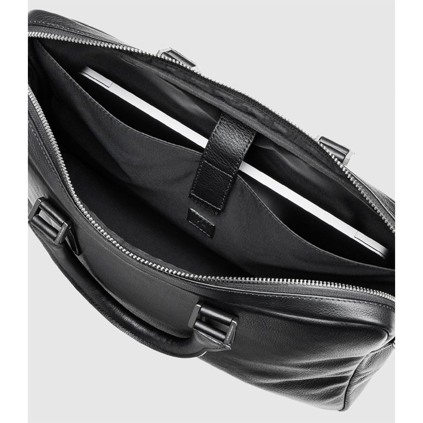 土屋鞄製造所/プロータ 2wayスマートブリーフ (防水)|メイン収納部の背面側には、14インチサイズのノートPCを収納可能なフリーポケットを搭載。内装側に固い芯材、外装側にクッション材を入れることで、内側と外側からの衝撃を緩和しています 土屋鞄製造所/プロータ(plota) 2wayスマートブリーフ (防水)(メイン収納部の背面側のノートPC収納可能なフリーポケット)