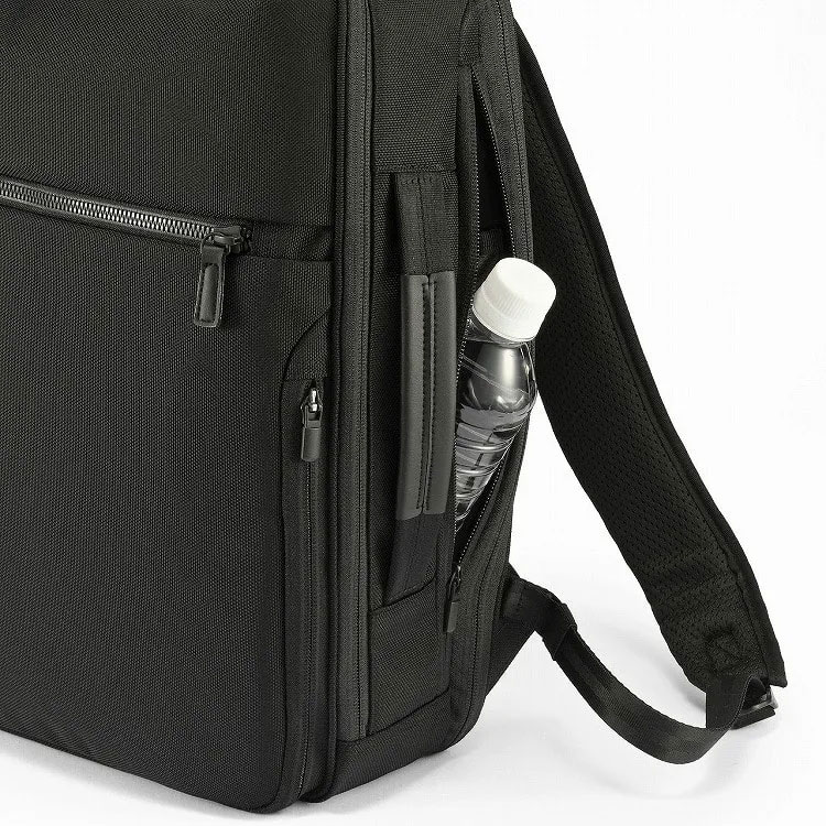 ace. ジーンレーベル/ガジェタブル CB2 ビジネスリュック 20022(A4サイズ 14.0インチ 14L)|側面ファスナーと本体メイン気室の双方から物の出し入れが可能な2WAYスルーポケット™は、移動中に折り畳み傘やペットボトルなどを出し入れするのに便利です ace. ジーンレーベル/ガジェタブル CB2 ビジネスリュック 20022(A4サイズ 14.0インチ 14L)(2WAYスルーポケット™)