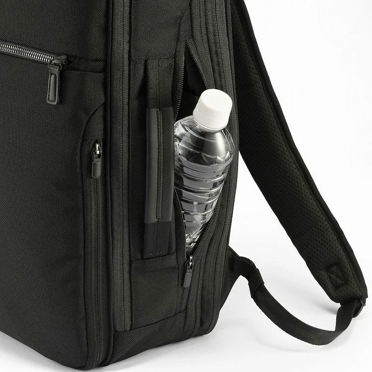 ace. ジーンレーベル/ガジェタブル CB2 ビジネスリュック 20025(B4サイズ 15.6インチ 19/23L)|側面ファスナーと本体メイン気室の双方から物の出し入れが可能な2WAYスルーポケット™は、移動中に折り畳み傘やペットボトルなどを出し入れするのに便利です ace. ジーンレーベル/ガジェタブル CB2 ビジネスリュック 20025(B4サイズ 15.6インチ 19/23L)(2WAYスルーポケット™)