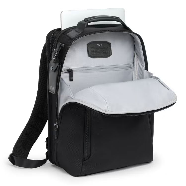TUMI(トゥミ) ALPHA4コレクション/ミディアム・15インチ・エクスパンダブル・バックパック|背面側のメイン収納部に、ほぼすべてのモバイルPCを収納可能な15インチサイズ対応のノートPC収納スペースとタブレット端末用の収納ポケットを備えています。ノートパソコン専用スペースとして使えるので、他の荷物との干渉がなく、出し入れがスムーズです TUMI(トゥミ) ALPHA4コレクション/ミディアム・15インチ・エクスパンダブル・バックパック(スタイル: 02603141D4)(背面側メイン収納部のノートパソコン収納スペース/色:ブラック)