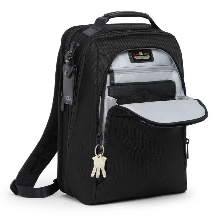 TUMI(トゥミ) ALPHAコレクション/ミディアム・15インチ・エクスパンダブル・バックパック|トゥミ ALPHA4コレクションのアイコンとも言えるU字型フロントポケットは大型化して一体感のあるデザインに変更されたことで、よりスマートで洗練された印象に。内装にはビジネスツール一式を整理して収納できるオーガナイザーやファスナーポケットを備え、またダブルファスナー化で左右どちらからも開け閉めが可能になって、格段に使い勝手が向上しました TUMI(トゥミ) ALPHA4コレクション/ミディアム・15インチ・エクスパンダブル・バックパック(スタイル: 02603141D4)(U字型フロントポケット/色:ブラック)
