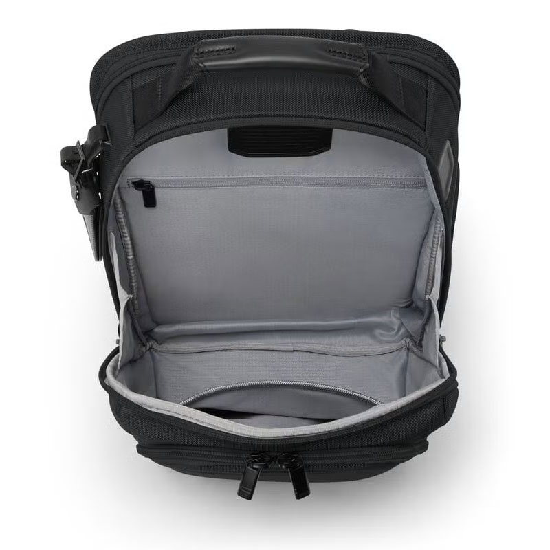 TUMI(トゥミ) ALPHA4コレクション/ミディアム・15インチ・エクスパンダブル・バックパック|メイン収納部はマチ幅がしっかりあるので、ビジネス書類やお弁当箱など厚みのある荷物を収納可能。紛失時に安心のAirTag®用ポケットを備えています TUMI(トゥミ) ALPHA4コレクション/ミディアム・15インチ・エクスパンダブル・バックパック(スタイル: 02603141D4)(2気室構造の前面側メイン収納部/色:ブラック)