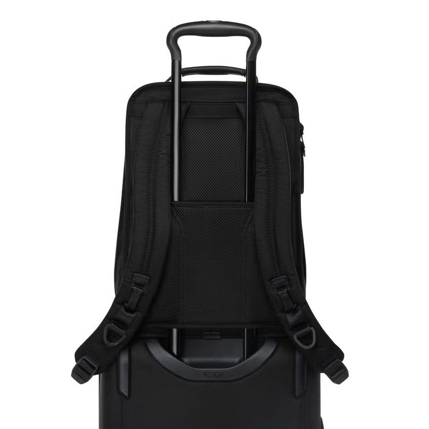 TUMI(トゥミ) ALPHA4コレクション/ミディアム・15インチ・エクスパンダブル・バックパック|アド・ア・バッグ・スリーブ(スーツケースへのセットアップ機能)を搭載。普段は通勤かばんとして使って、出張時にはスーツケースと組わせて、サブバッグとしても活用できます TUMI(トゥミ) ALPHA4コレクション/ミディアム・15インチ・エクスパンダブル・バックパック(スタイル: 02603141D4)(スーツケースにセットアップしたイメージ/色:ブラック)