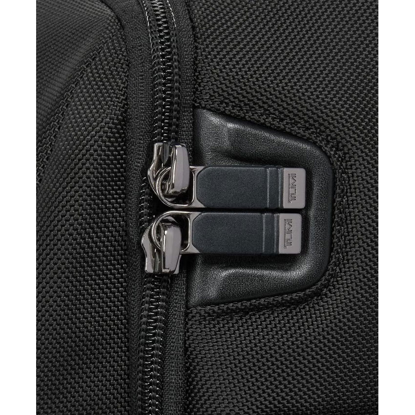 TUMI(トゥミ) ALPHA4コレクション/ミディアム・15インチ・エクスパンダブル・バックパック|マグネット内蔵のジップガレージは、持ち運びの時にファスナーの持ち手がぶらぶらすることがなくなりカチャカチャ音を防止して、かばんを持ち運ぶ所作のスマートさと高級感を向上します TUMI(トゥミ) ALPHA4コレクション/ミディアム・15インチ・エクスパンダブル・バックパック(スタイル: 02603141D4)(メイン収納部のファスナー用のマグネット内蔵ジップガレージ/色:ブラック)