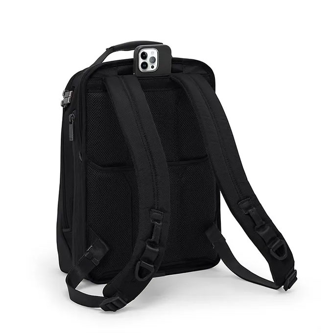 TUMI(トゥミ) ALPHA4コレクション/ミディアム・15インチ・エクスパンダブル・バックパック|かばん背面上部には、スマホやパスケースなど、素早く出し入れしたい小物を収納するのに便利なマグネットスナップ付きのクイックアクセスポケットを装備 TUMI(トゥミ) ALPHA4コレクション/ミディアム・15インチ・エクスパンダブル・バックパック(スタイル: 02603141D4)(かばん背面/色:ブラック)