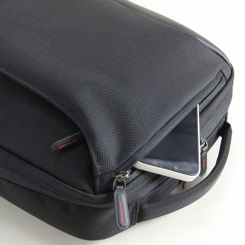 エンドー鞄/ネオプロ レッドポイント リュック【2-123】|かばん上部に、片肩掛けしている時やひざの上に置いている時に開け閉めしやすく、スマホやパスケースなど、よく出し入れする小物を収納するのに便利なファスナーポケットを備えています エンドー鞄/ネオプロ レッドポイント(REDPOINT) リュック【2-123】(かばん上部のファスナーポケット)