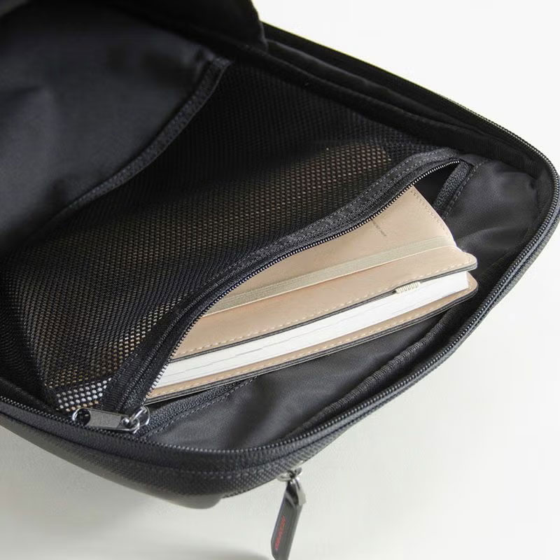 エンドー鞄/ネオプロ レッドポイント リュック【2-123】|メイン収納部のフロント側の内装には、充電ケーブル類や手帳、名刺入れなどの小物やビジネスアイテムを大きな荷物と分けて収納することができて、便利な中身の見やすいメッシュファスナーポケットを備えています エンドー鞄/ネオプロ レッドポイント(REDPOINT) リュック【2-123】(メイン収納部のフロント側内装のメッシュファスナーポケット)