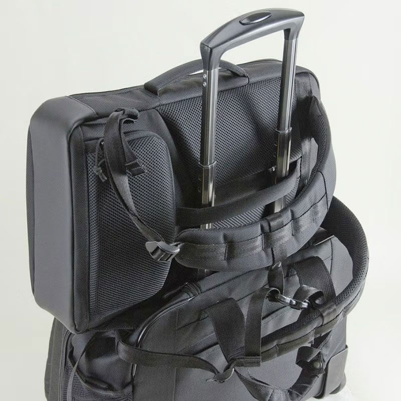 エンドー鞄/ネオプロ レッドポイント リュック【2-123】|スーツケース・キャリーケースにセットアップできる背面テープを備えているので、普段は通勤かばんとして使って、出張時はサブバッグとして活用できます エンドー鞄/ネオプロ レッドポイント(REDPOINT) リュック【2-123】(スーツケースのハンドルにセットアップしたイメージ)